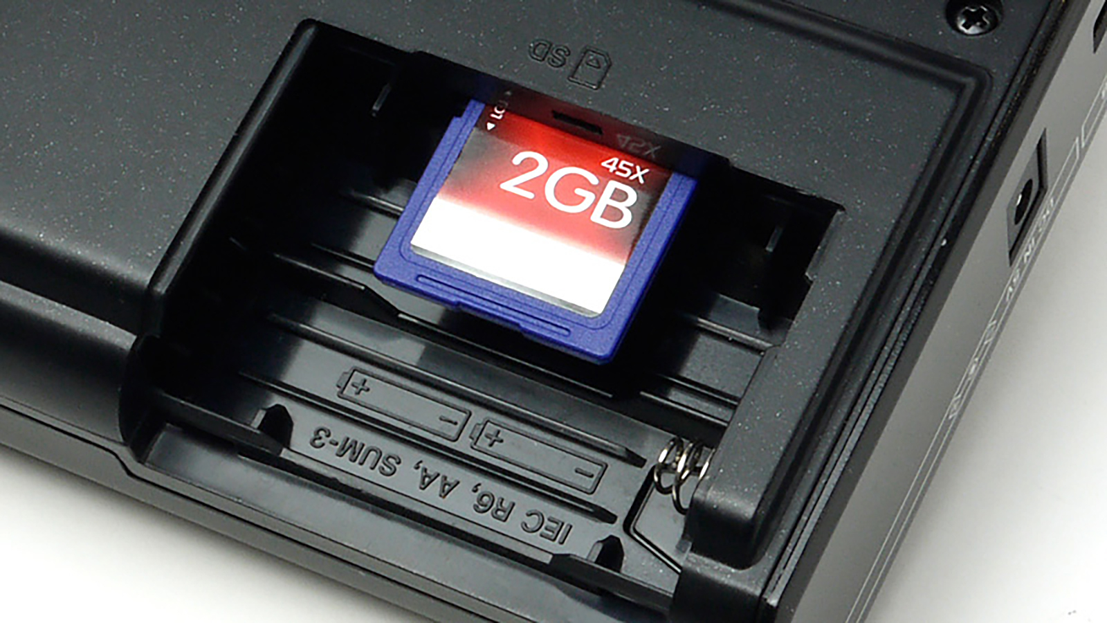 Record to SD/SDHC Card (up to 32GB) With High-Speed Data Transfer via USB2.0