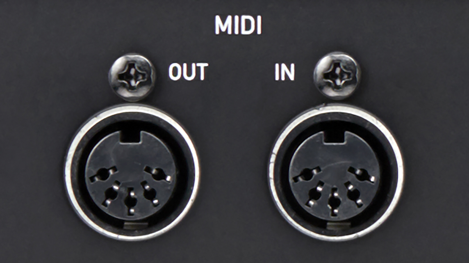 MIDIキーボード等の接続ができるMIDI入出力端子