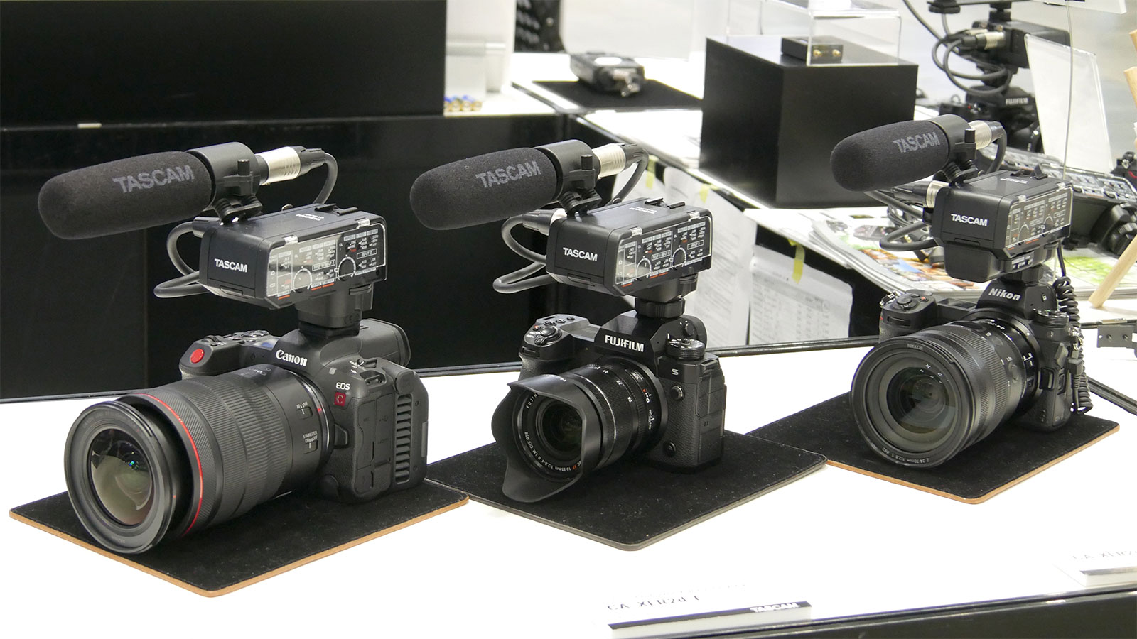 ミラーレスカメラ対応の音声収録機材『CA-XLR2d』の設置例